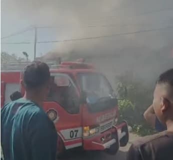 kebakaran_di_siantar_sebelum_api_membesar_suara_letupan_membuat_warga_panik