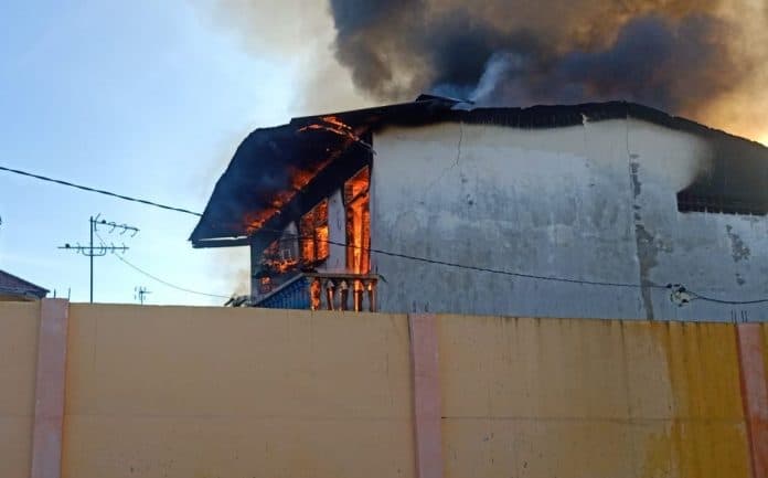 kebakaran_di_simpang_limun_medan_hanguskan_belasan_rumah
