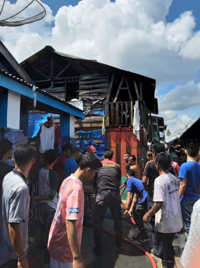 kebakaran_di_ss_dengki_dinding_rumah_semi_permanen_terbakar