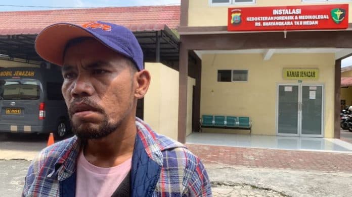 kebakaran_di_tanah_karo_jasad_wartawan_dan_keluarganya_yang_tewas_dibawa_ke_rsu_bhayangkara