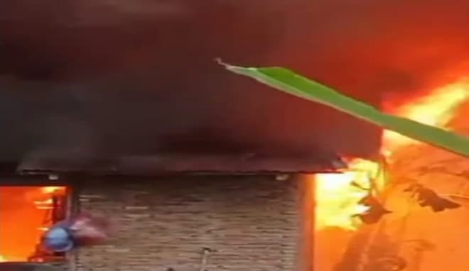 kebakaran_di_tanjung_balai_4_rumah_habis_terbakar