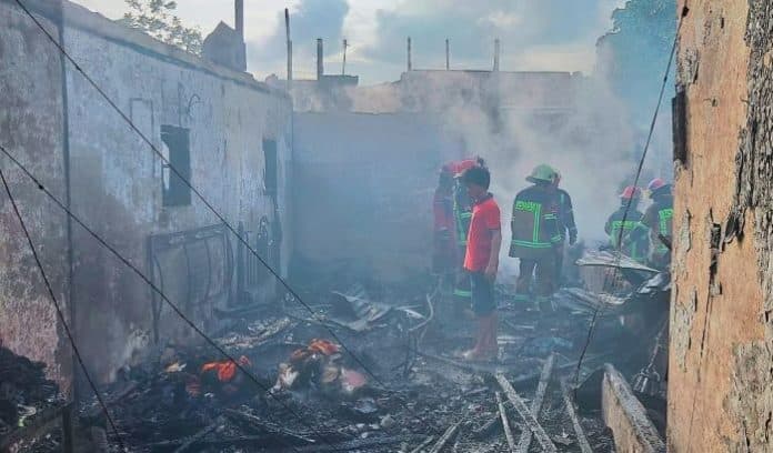 kebakaran_di_tembung_hanguskan_5_rumah_seorang_lansia_pingsan_dilarikan_ke_rs
