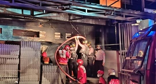 kebakaran_di_toko_bangunan_cianjur_berujung_maut
