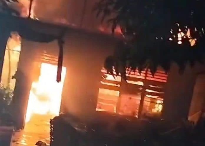 kebakaran_dua_rumah_di_bp_nauli_kerugian_ditaksir_rp_350_juta