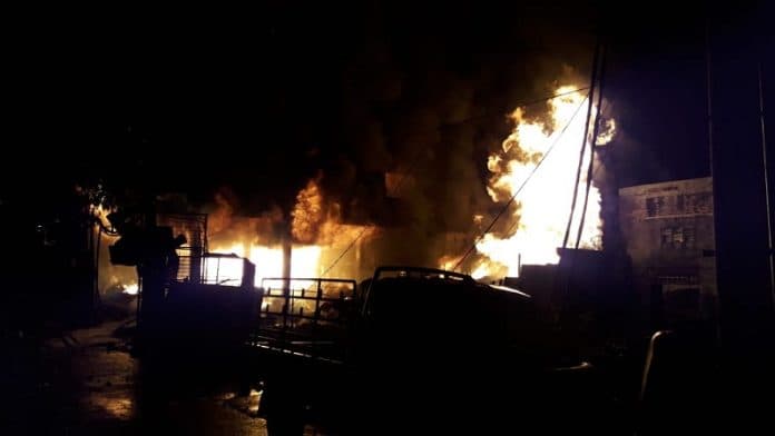 kebakaran_gudang_gas_dekat_bi_siantar_masih_berkobar_beberapa_orang_terjebak_di_dalam