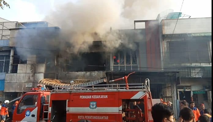 kebakaran_hebat_hanguskan_4_unit_ruko_di_siantar_ini_kata_saksi_mata