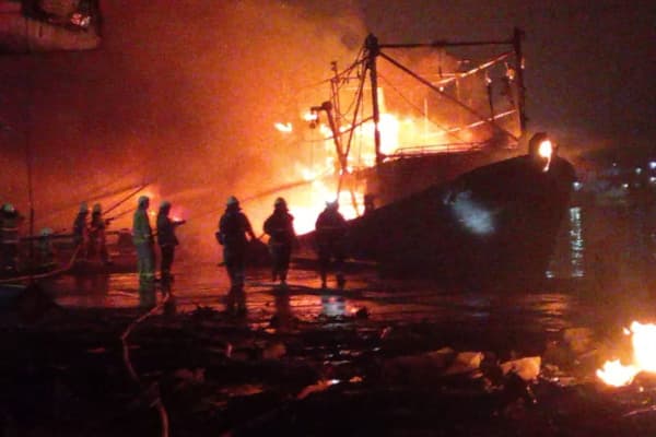 kebakaran_kapal_di_muara_baru_empat_abk_berhasil_diselamatkan