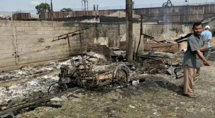 kebakaran_pabrik_getah_di_kisaran_empat_rumah_warga_ikut_hangus