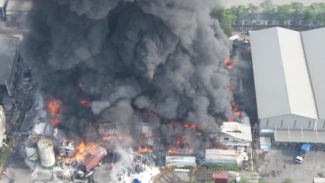 kebakaran_pabrik_minyak_di_medan_satria_polisi_terima_12_kantong_jenazah