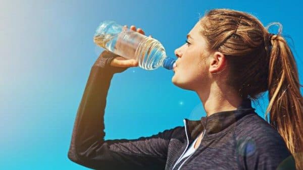 kebanyakan_minum_air_bisa_memicu_tubuh_kelelahan_dan_meninggal
