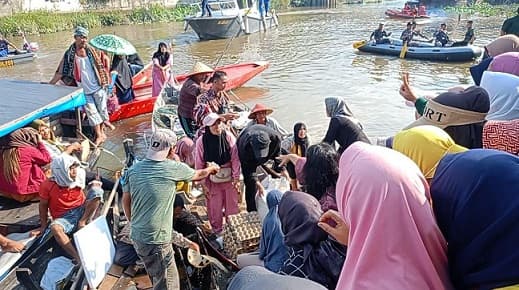 kebutuhan_pokok_di_pasar_apung_tanjung_balai_lebih_murah