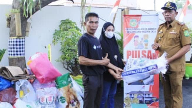 kecamatan_medan_deli_ubah_sampah_menjadi_sedekah_sembako_dan_pulsa
