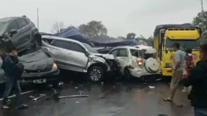 kecelakaan_beruntun_di_km_92_tol_cipularang_satu_tewas