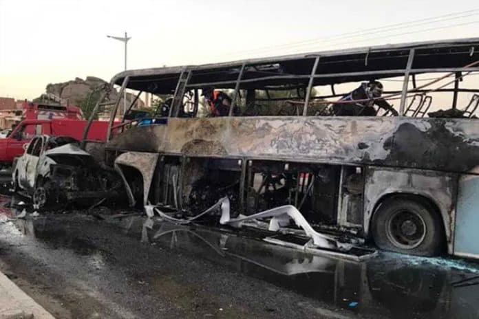 kecelakaan_bus_maut_di_aljazair_34_orang_tewas_terpanggang
