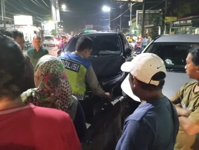 kecelakaan_di_simpang_dua_siantar_kembali_terjadi_dua_unit_mobil_tabrak_pembatas_jalan