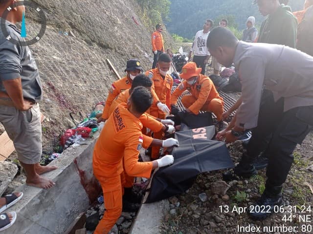 kecelakaan_maut_di_papua_barat_18_orang_penumpang_truk_tewas