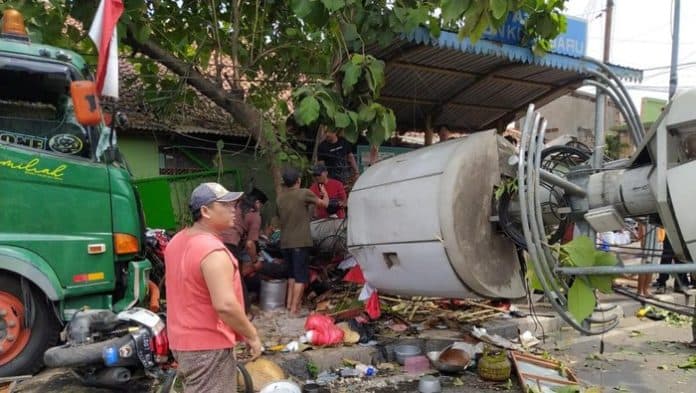 kecelakaan_maut_truk_trailer_tabrak_tiang_bts_di_bekasi_ini_daftar_10_korban_tewas