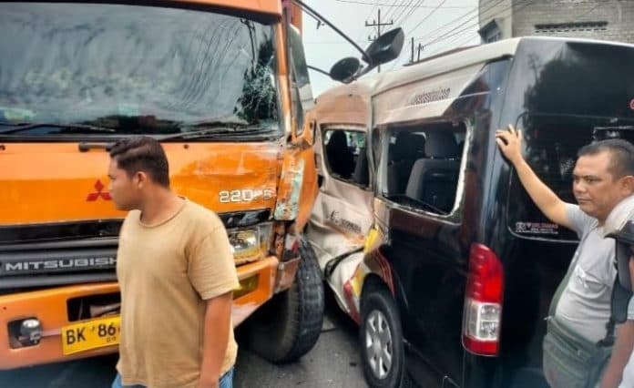 kecelakaan_minibus_truk_tronton_di_tebing_tinggi_gegara_hindari_sepeda_motor