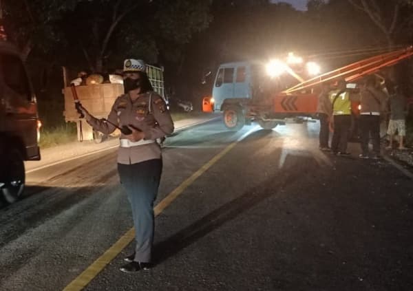 kecelakaan_tunggal_mobil_yaris_nyungsep_ke_parit_di_lapangan_golf_pabatu_sergai