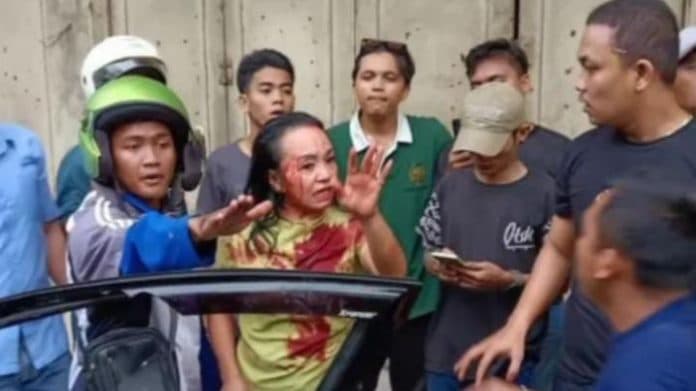 kecelakaan_xpander_viral_di_pintu_tol_pengendara_mobil_sempat_dihajar_massa