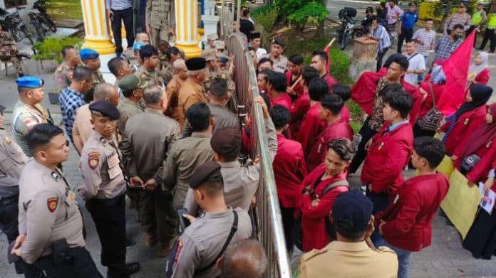 kecewa_dengan_kinerja_pj_bupati_kantor_bupati_langkat_dilempari_telur