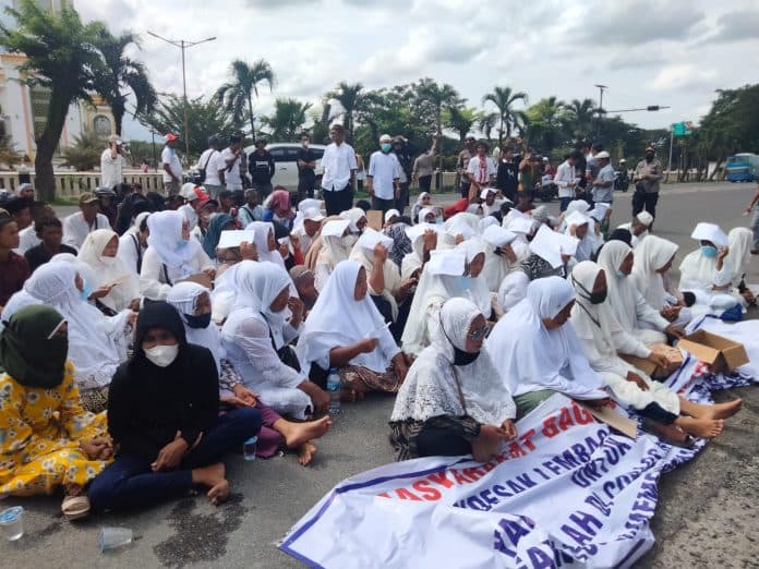 kecewa_hasil_pilkades_emak_emak_di_asahan_duduk_yasinan_saat_demo_di_kantor_bupati