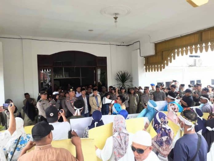 kecewa_kepemimpinan_zahir_kantor_sekda_bupati_dan_drpd_digeruduk_massa_12_tuntutan_diajukan