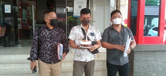 kecewa_laporannya_mandek_pengacara_bawa_kue_tar_ke_polda_sumut