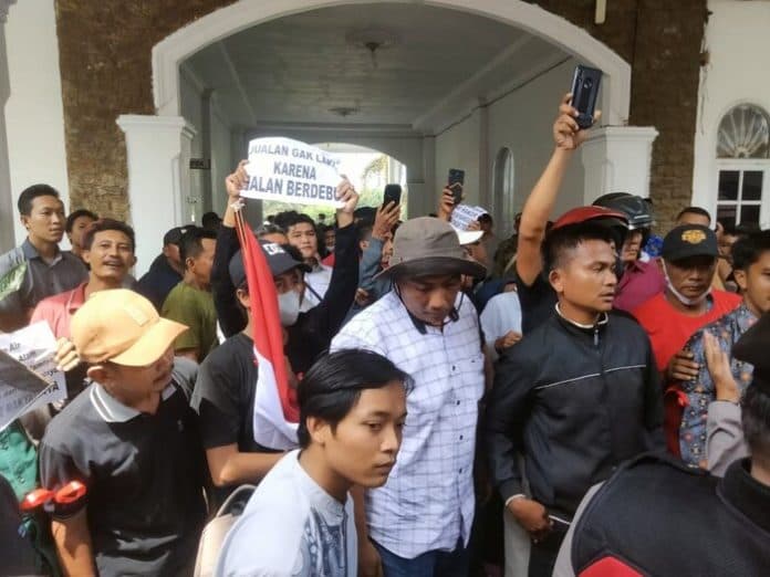 kecewa_tuntutan_perbaikan_jalan_tak_direspon_warga_air_joman_terobos_polisi