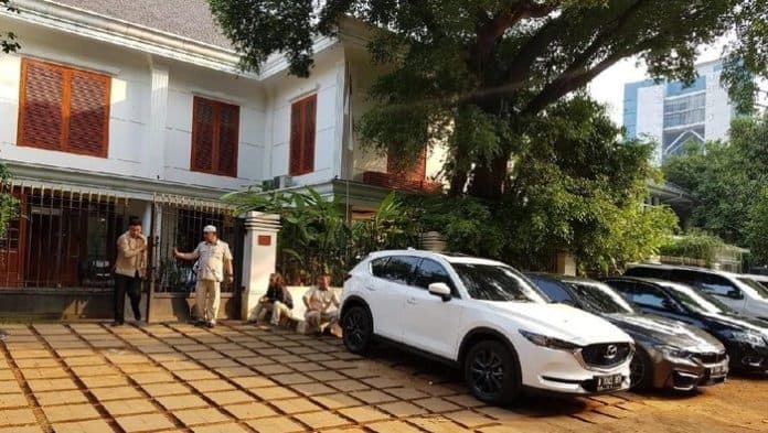 kediaman_prabowo_disambangi_tokoh_kompak_pakai_batik_dan_tak_berkomentar