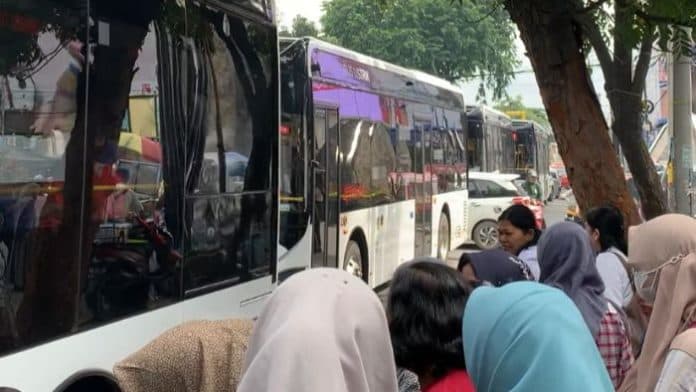 kehadiran_bus_listrik_di_kota_medan_begini_tanggapan_pengendara