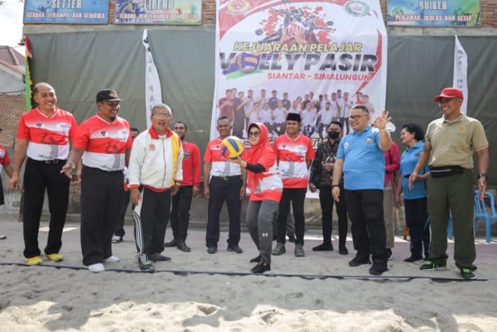 kehadiran_wali_kota_siantar_susanti_ikut_semangati_peserta_di_pembukaan_kejuaraan_voli_pasir_pelajar
