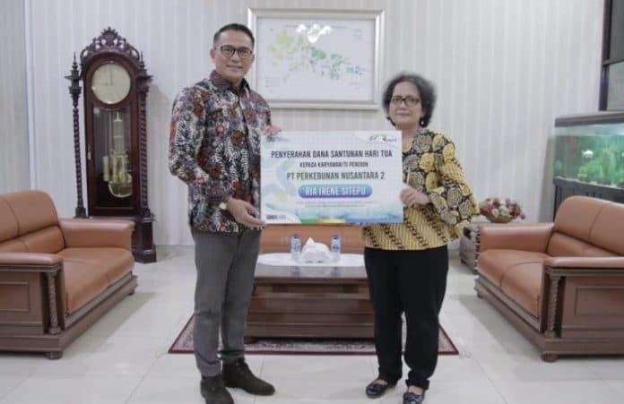 keharuan_menyelimuti_pensiunan_dan_ahli_waris_terima_sht_ptpn_2
