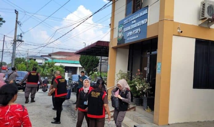 kejaksaan_boyong_dokumen_penting_dari_dinas_pmptsp_siantar