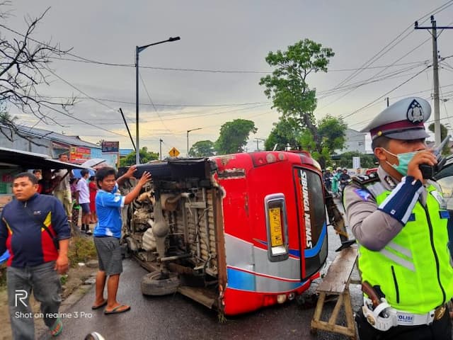 kejar_kejaran_angkot_simarjarunjung_terbalik_di_simpang_2_siantar
