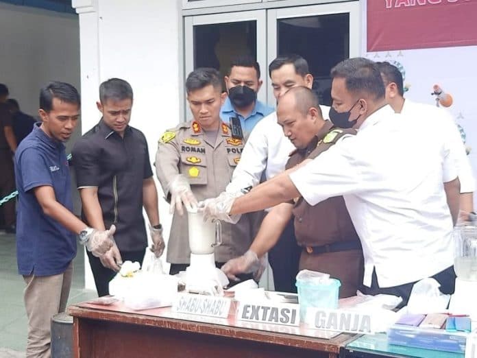 kejari_asahan_musnahkan_barang_bukti_133_perkara_senilai_rp2_miliar_lebih