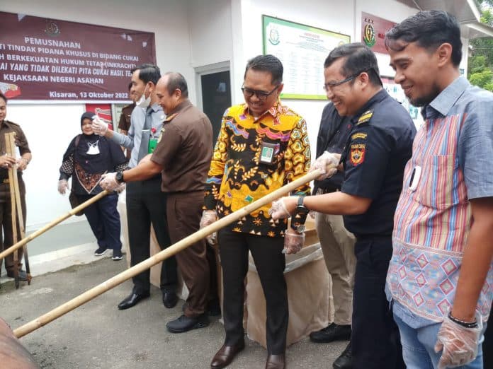 kejari_asahan_musnahkan_barang_bukti_ribuan_batang_rokok_ilegal_tak_bercukai