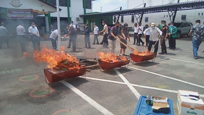kejari_binjai_musnahkan_barang_bukti_narkotika