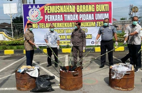 kejari_binjai_musnahkan_barang_bukti_tindak_pidana_umum