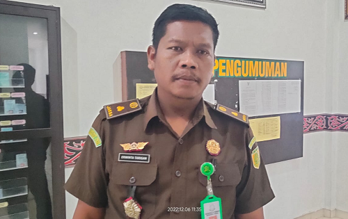 kejari_dairi_terima_tersangka_dan_bb_perkara_oknum_asn_pembuat_surat_palsu