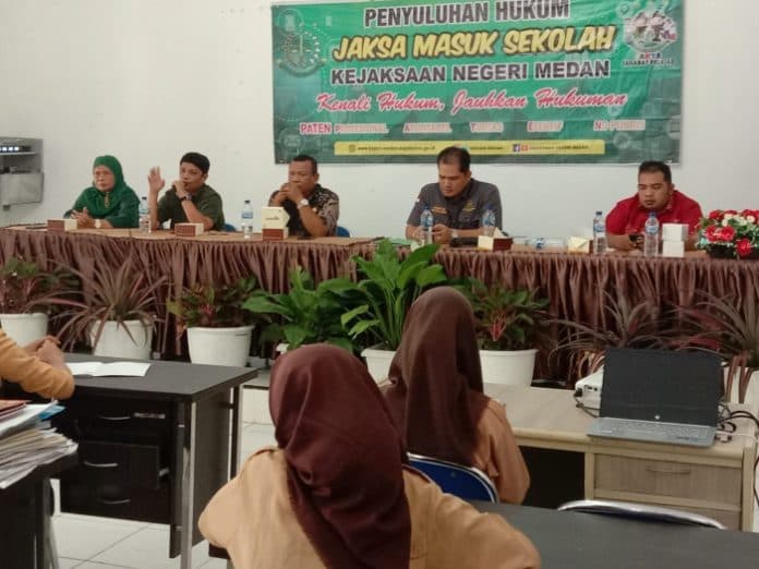 kejari_gelar_penyuluhan_hukum_di_sman_4_medan