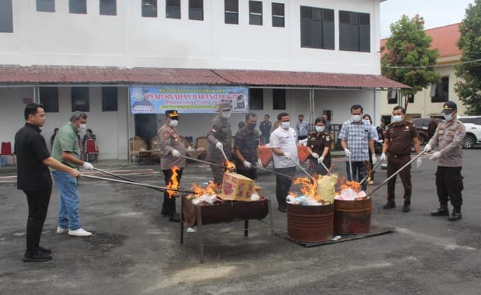 kejari_karo_bersama_petinggi_hukum_di_tanah_karo_musnahkan_barang_bukti