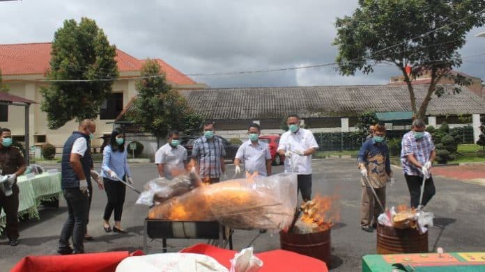 kejari_karo_musnahkan_barang_bukti_78_perkara_narkoba