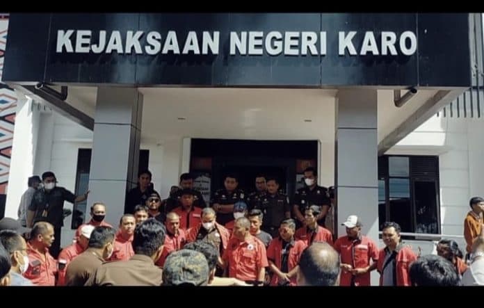 kejari_karo_tetapkan_tersangka_dugaan_korupsi_kadis_lh_dan_mantan_kadispora_karo_bmi_dan_kompak_beri_apresiasi
