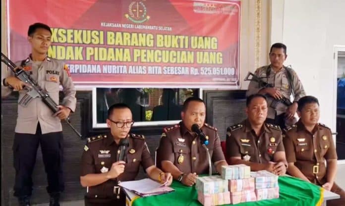 kejari_labusel_eksekusi_barang_bukti_tppu_hasil_narkoba_senilai_rp525_juta