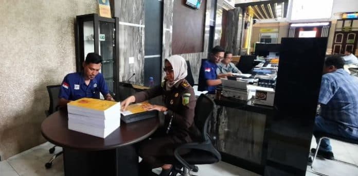 kejari_medan_limpahkan_berkas_kasus_anggota_bawaslu_medan_ke_pengadilan_tipikor