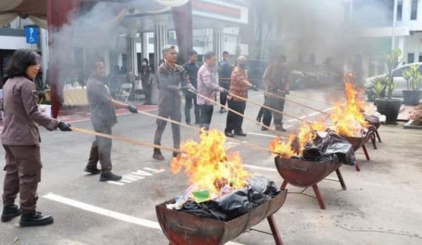 kejari_medan_musnahkan_sejumlah_barbuk_tindak_pidana