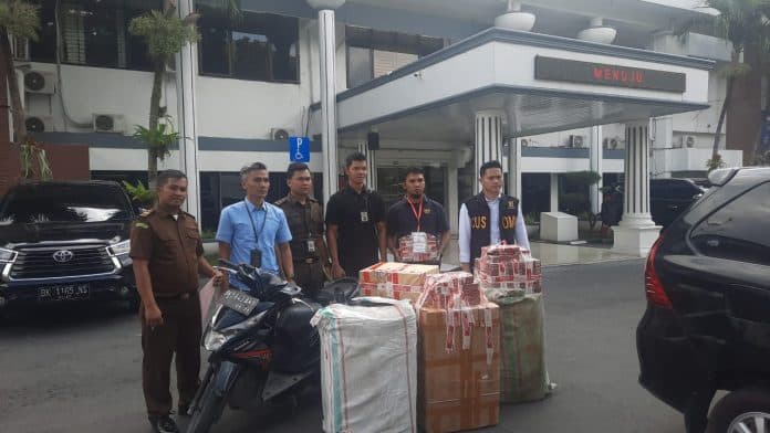 kejari_medan_terima_tahap_ii_perkara_rokok_ilegal_rugikan_negara_rp74_juta