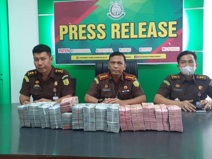 kejari_medan_terima_uang_denda_rp1_m_dari_terpidana_300_gram_sabu