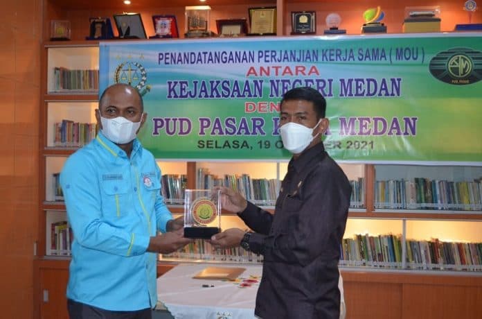 kejari_pud_pasar_kota_medan_tanda_tangani_mou